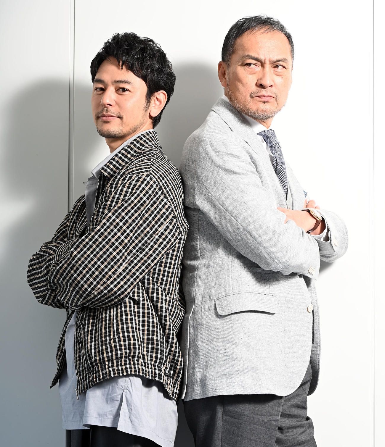 テレビ東京開局60周年特別企画ドラマスペシャル「生きとし生けるもの」でタッグを組んだ妻夫木聡（左）と渡辺謙＝2024年1月15日