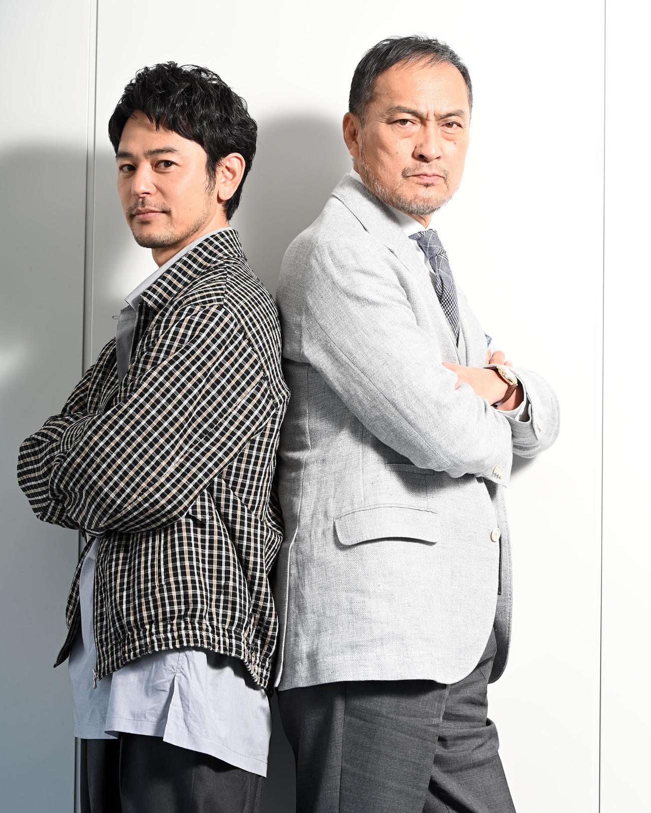 テレビ東京開局60周年特別企画ドラマスペシャル「生きとし生けるもの」でタッグを組んだ妻夫木聡（左）と渡辺謙＝2024年1月15日