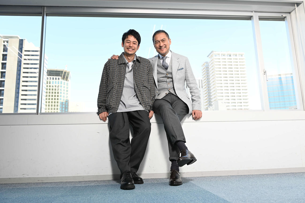 テレビ東京開局60周年特別企画ドラマスペシャル「生きとし生けるもの」でタッグを組んだ妻夫木聡（左）と渡辺謙＝2024年1月15日