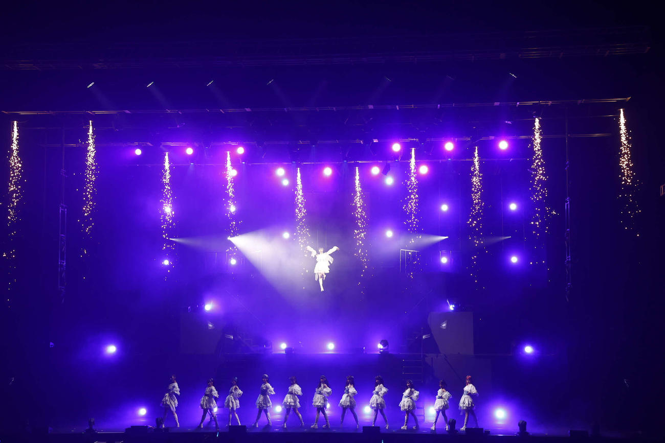 全国ツアー「やっと、同じクラス」初日公演でパフォーマンスする≠ME。フライングは冨田菜々風（C）YOANI