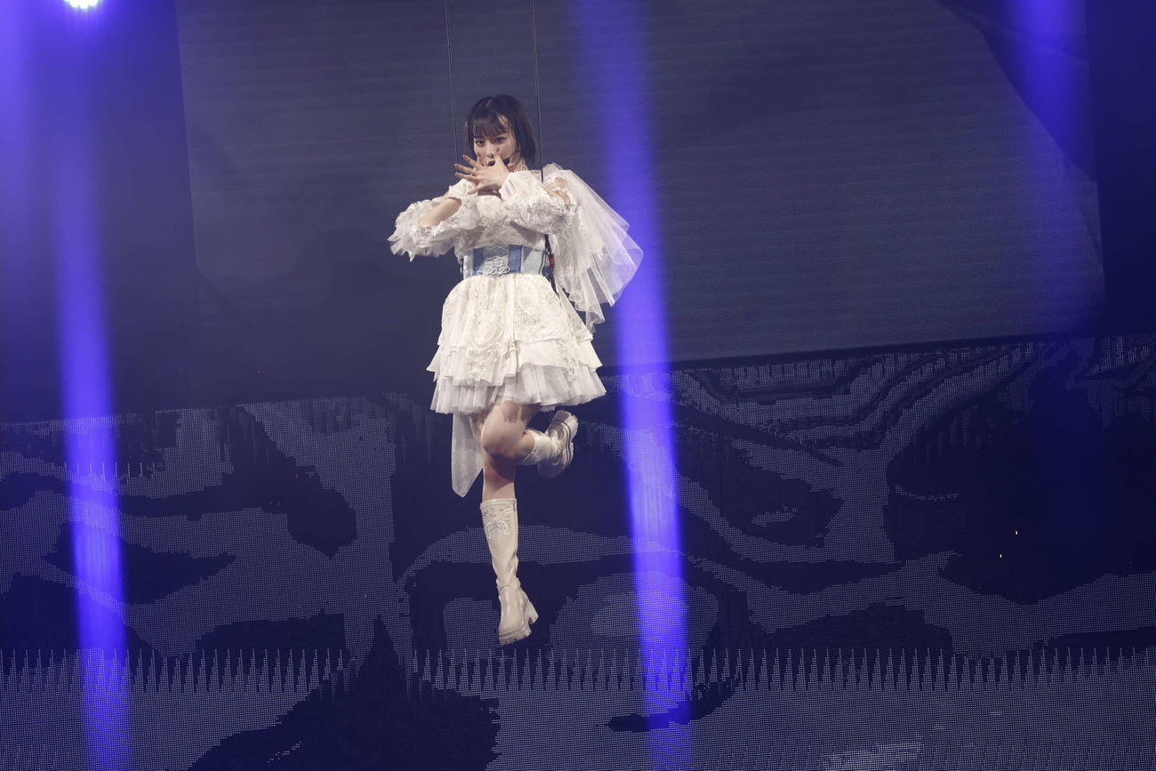 ≠ME全国ツアー「やっと、同じクラス」初日公演でフライングする冨田菜々風（C）YOANI