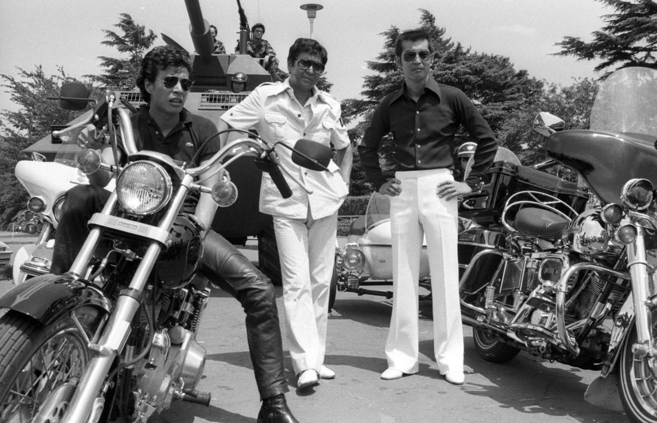 1979年7月、テレビ朝日ドラマ「西部警察」の制作発表会見に臨む左から舘ひろし、石原裕次郎さん、渡哲也さん