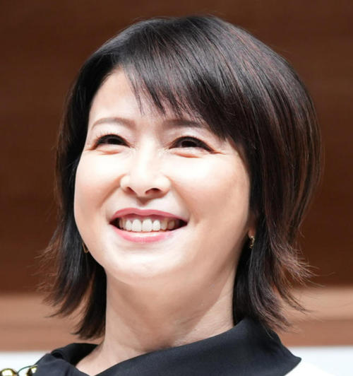 55歳森高千里、“絶対領域”超ミニ生足ショット「どうみても20代」「たまらんわ～」悶絶の声