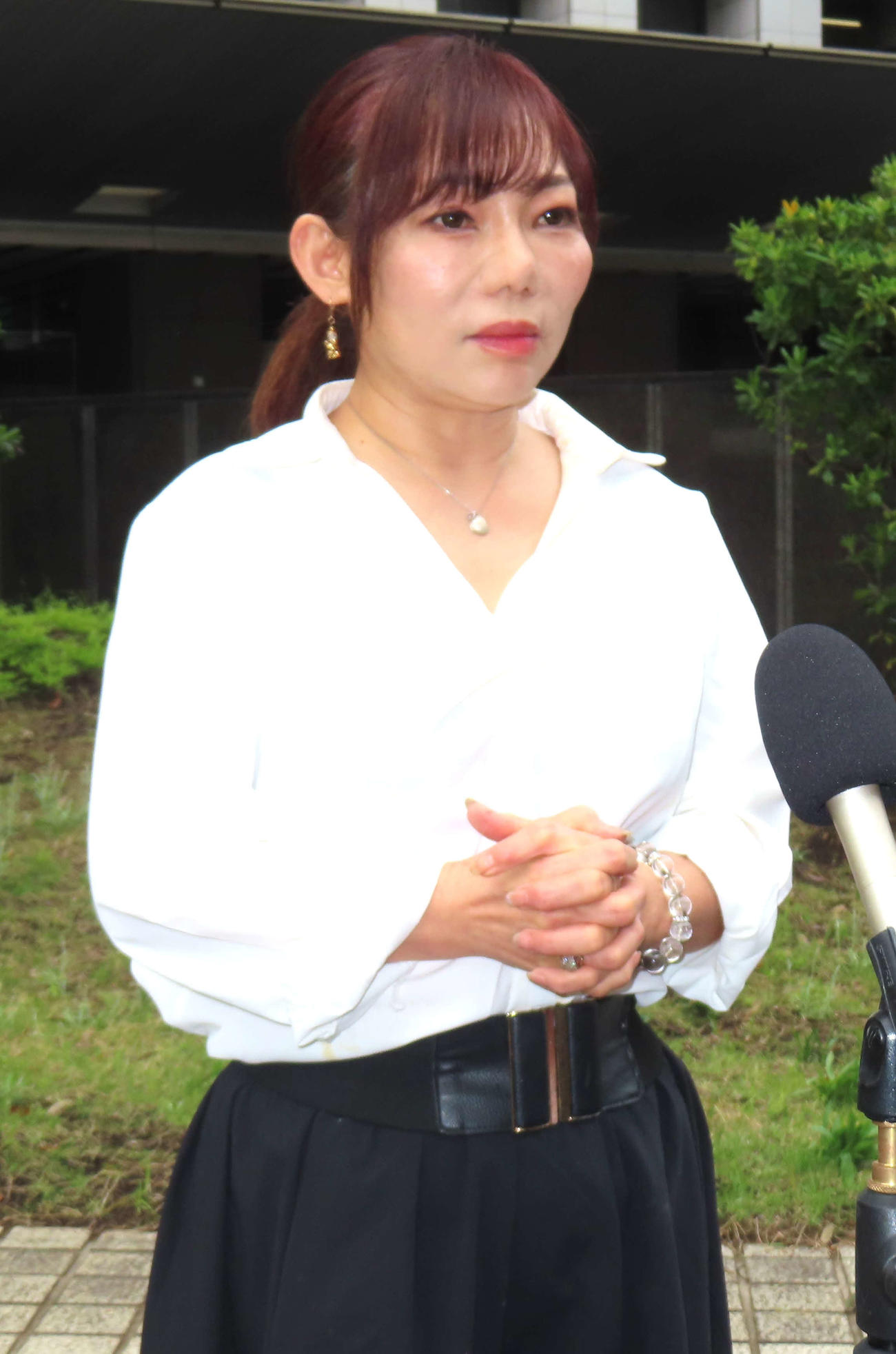 神奈川県警察本部の正門前で取材に応じる三代純歌