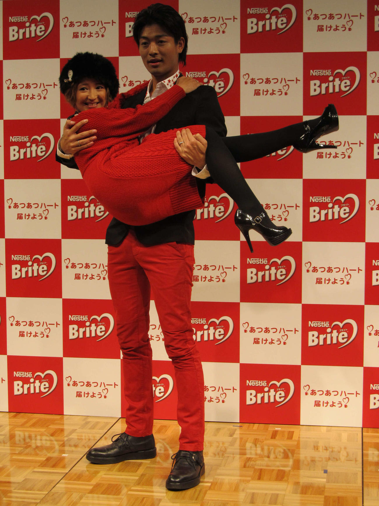 2012年11月7日、中村昌也にお姫様だっこされる矢口真里