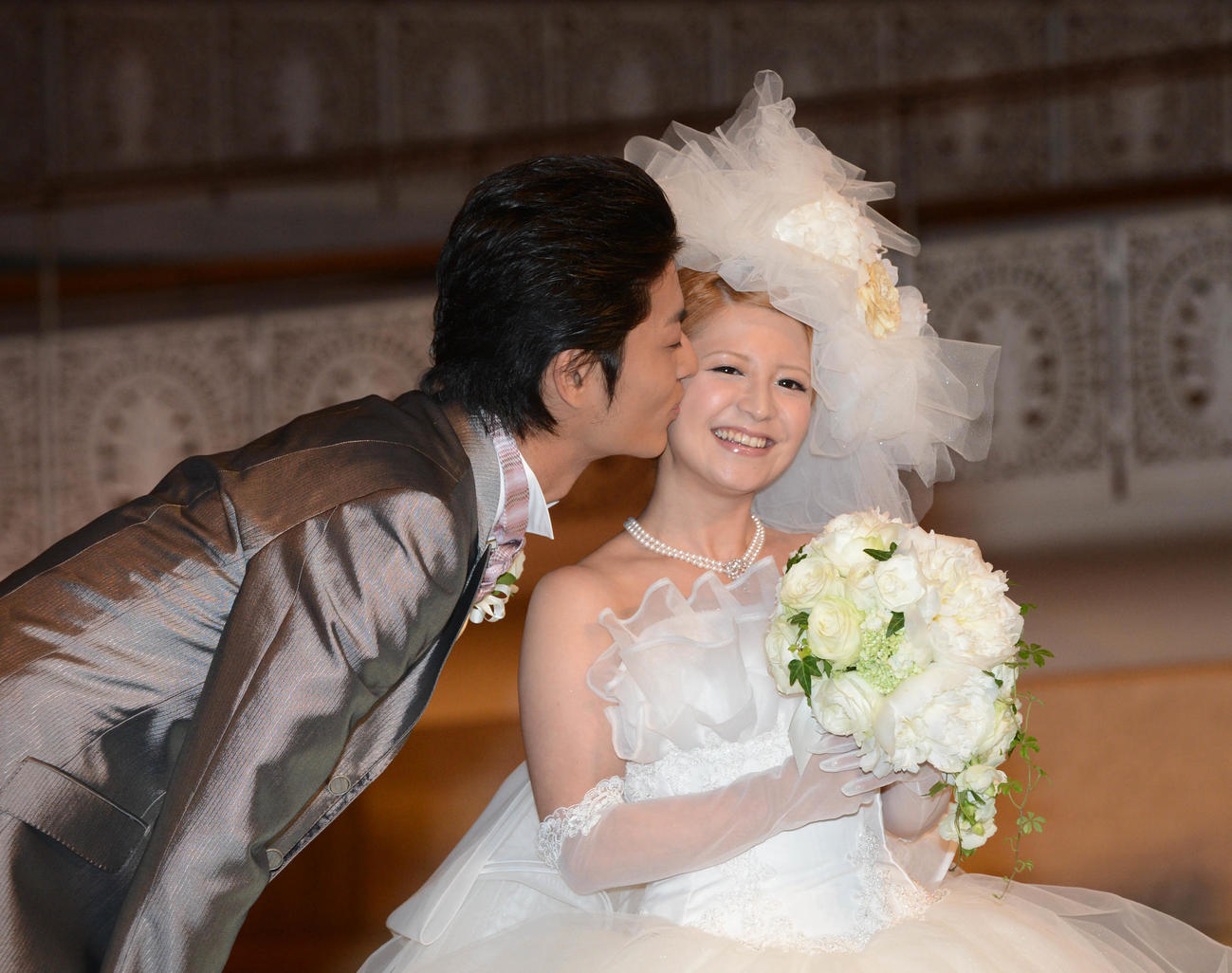 2012年5月22日、挙式で身をかがめて矢口真里のおほにキスをする中村昌也