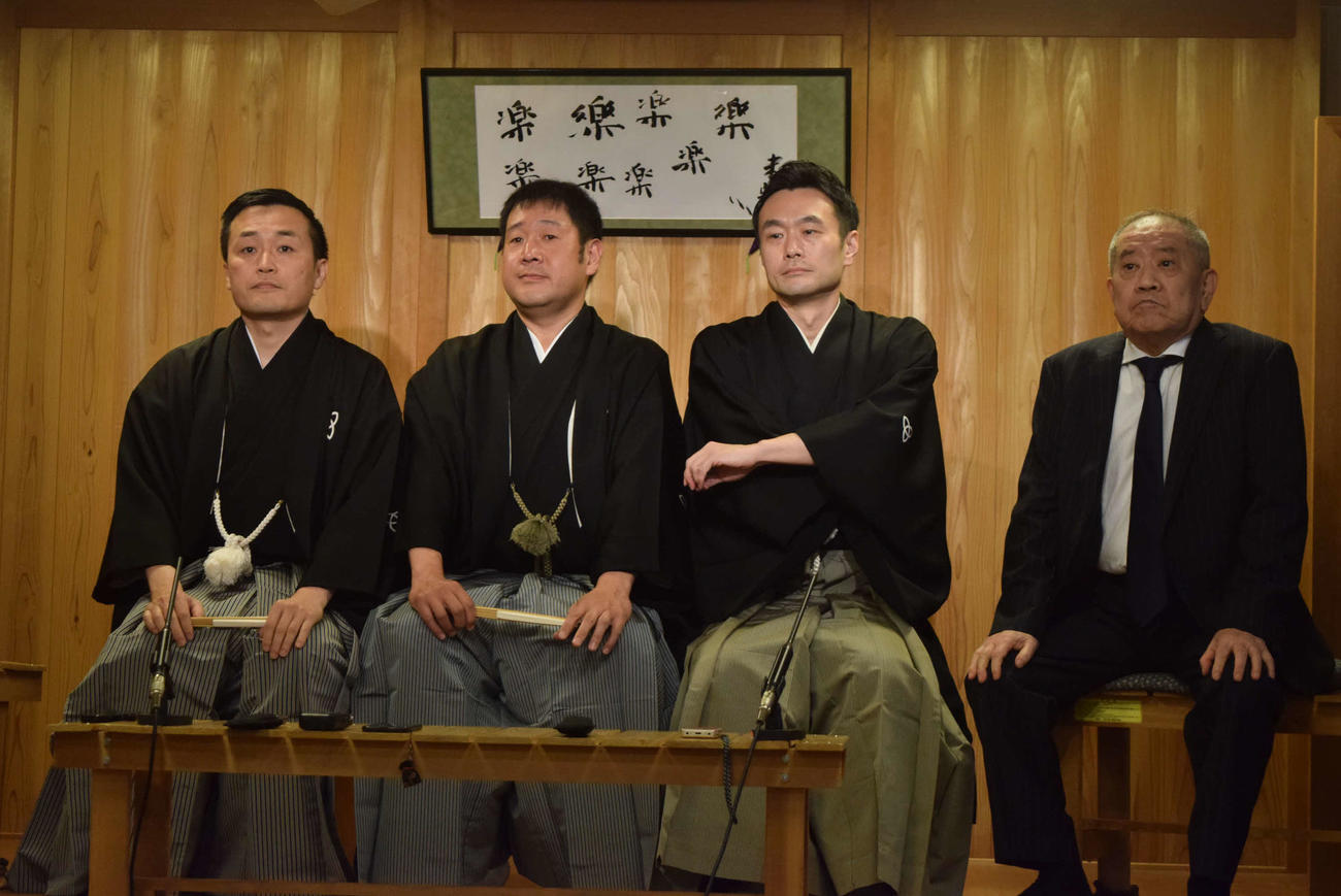 襲名会見に出席した、左から）桂そうば、桂ひろば、桂ちょうば、桂ざこば（撮影・阪口孝志）