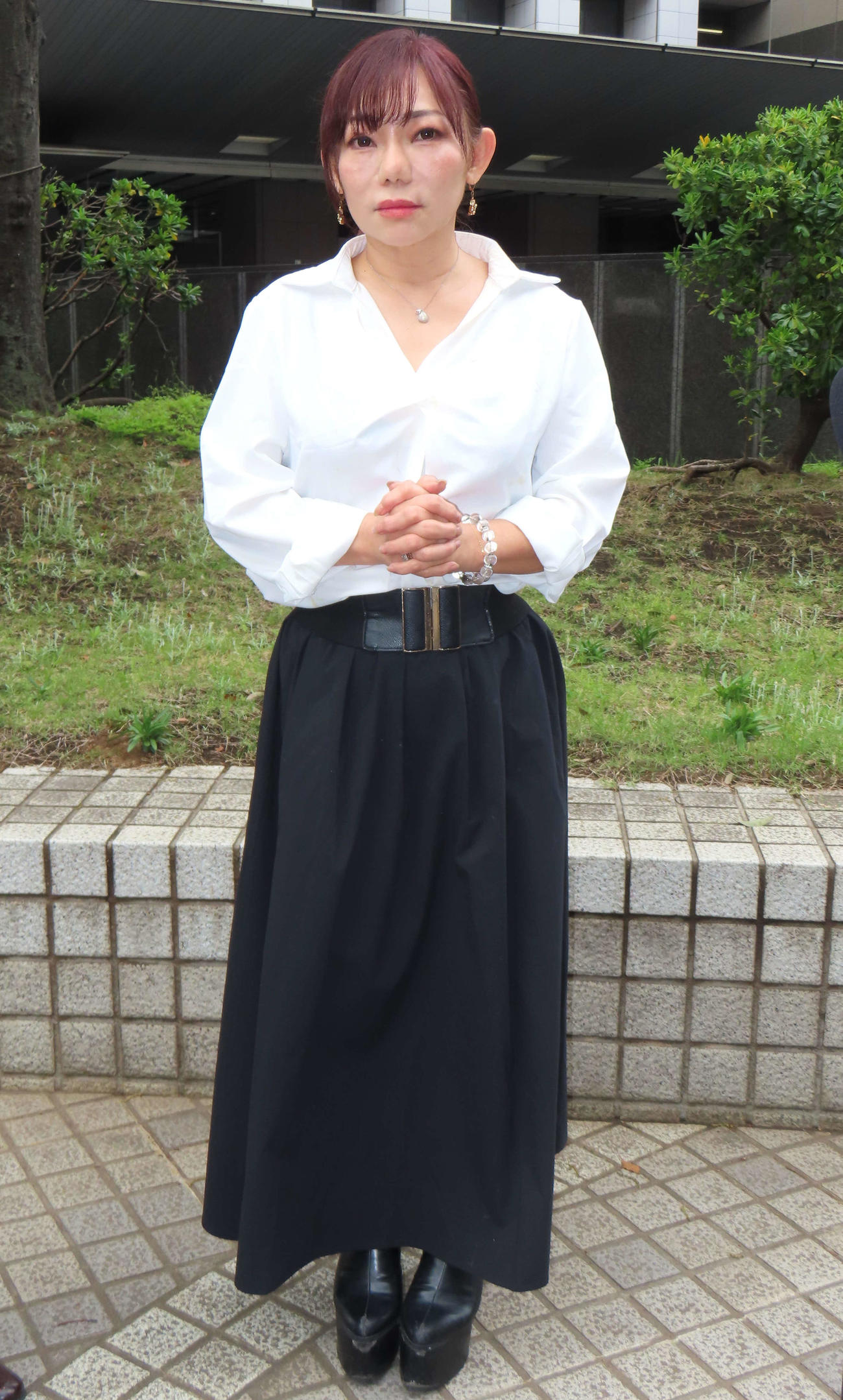 神奈川県警察本部の正門前で取材に応じる三代純歌
