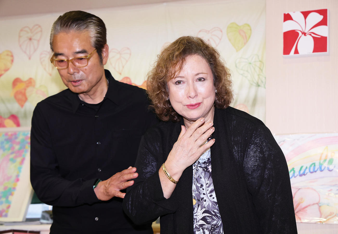 ブライダルファッションデザイナーの桂由美さんが亡くなった事を受け、思い出を語ったキャシー中島（右）と勝野洋の夫妻（撮影・足立雅史）