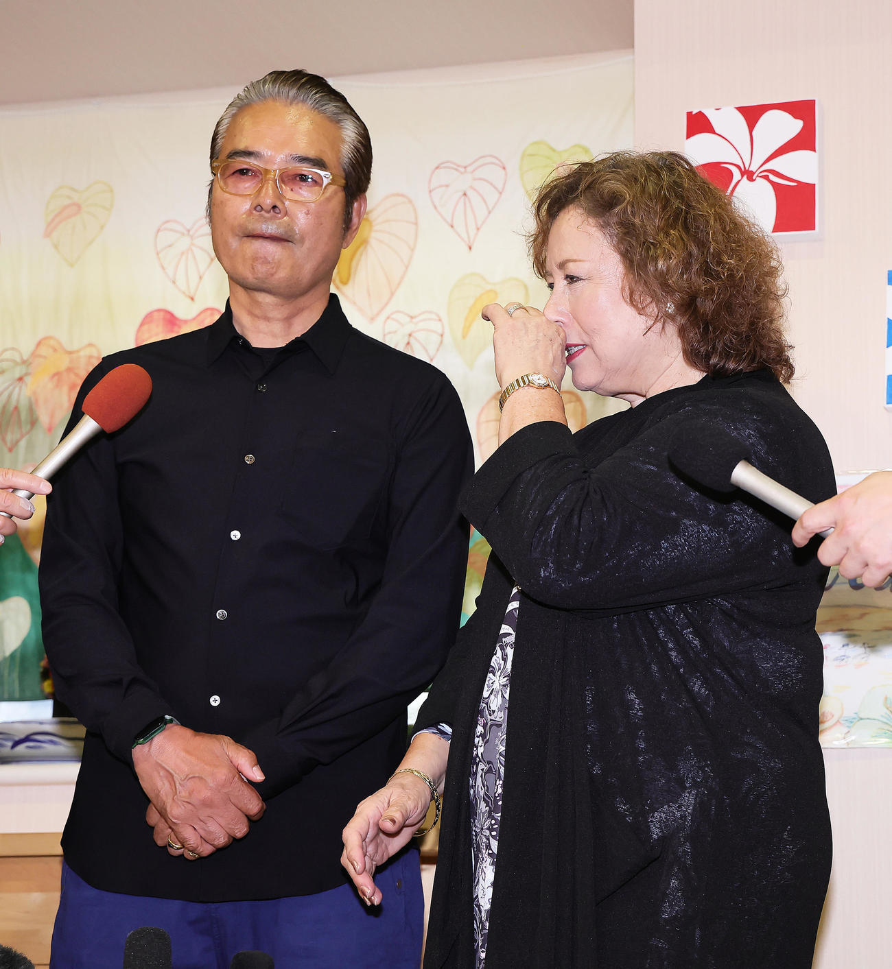 ブライダルファッションデザイナーの桂由美さんが亡くなった事を受け、思い出を語るキャシー中島（右）と勝野洋の夫妻（撮影・足立雅史）