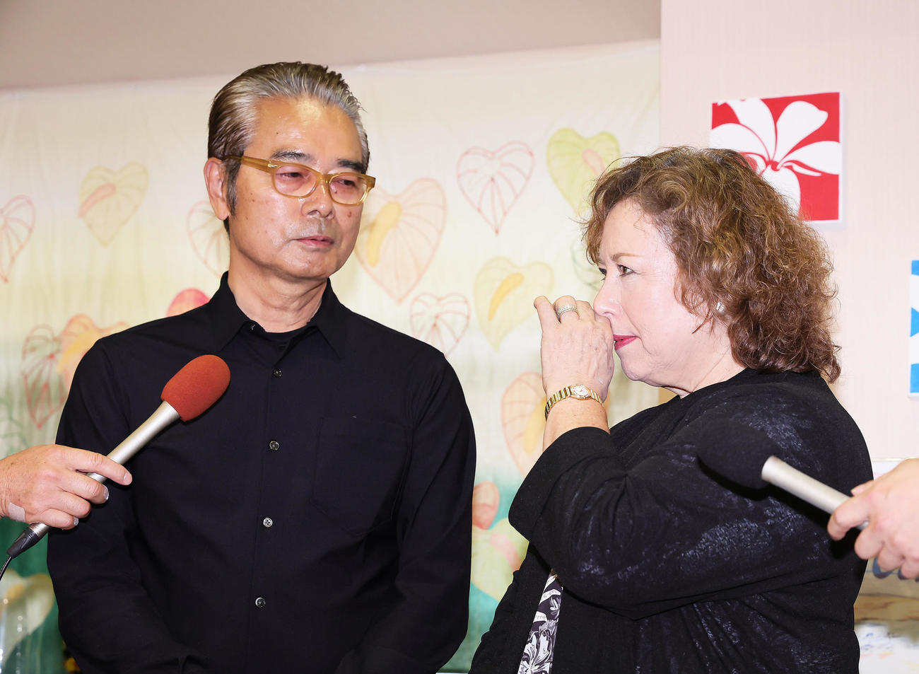 ブライダルファッションデザイナーの桂由美さんが亡くなった事を受け、思い出を語るキャシー中島（右）と勝野洋の夫妻（撮影・足立雅史）