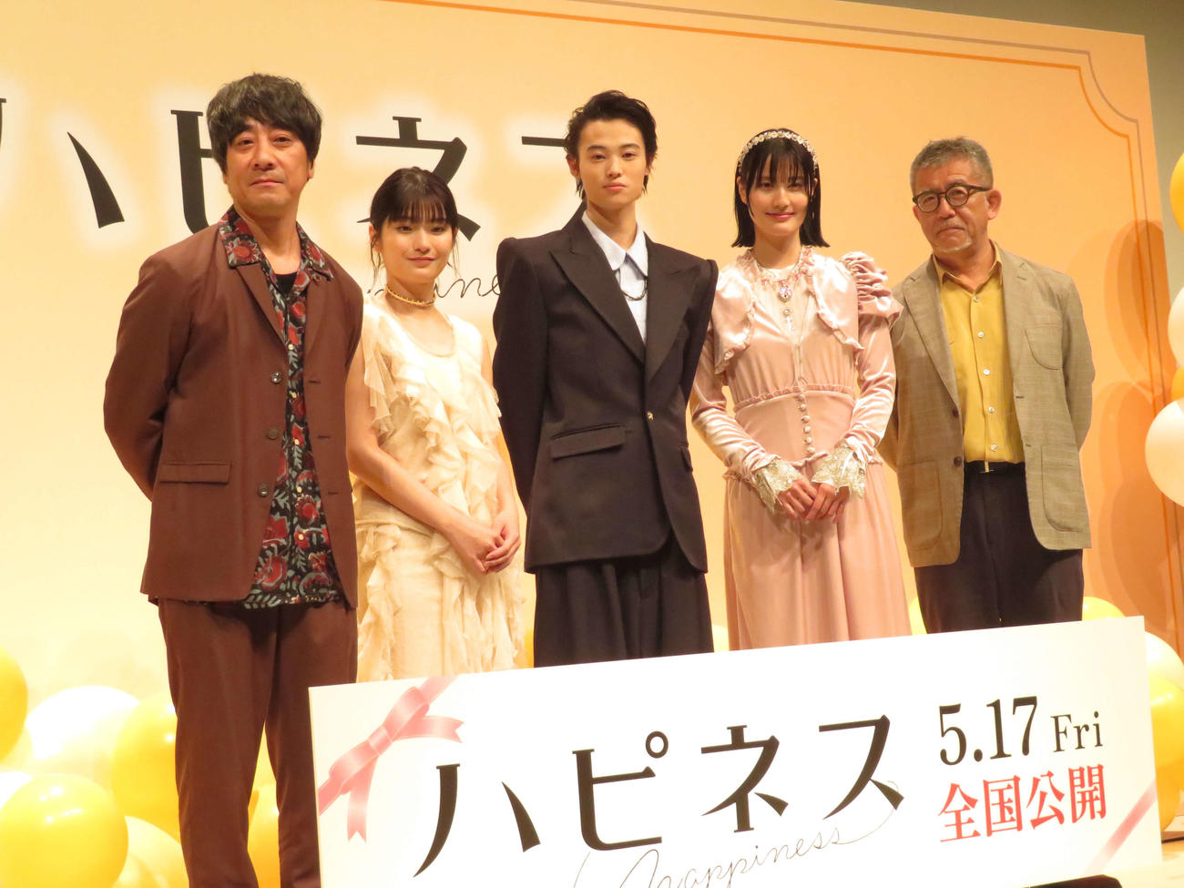 映画「ハピネス」完成披露試写会に出席した、左から山崎まさよし、蒔田彩珠、窪塚愛流、橋本愛、篠原哲雄監督