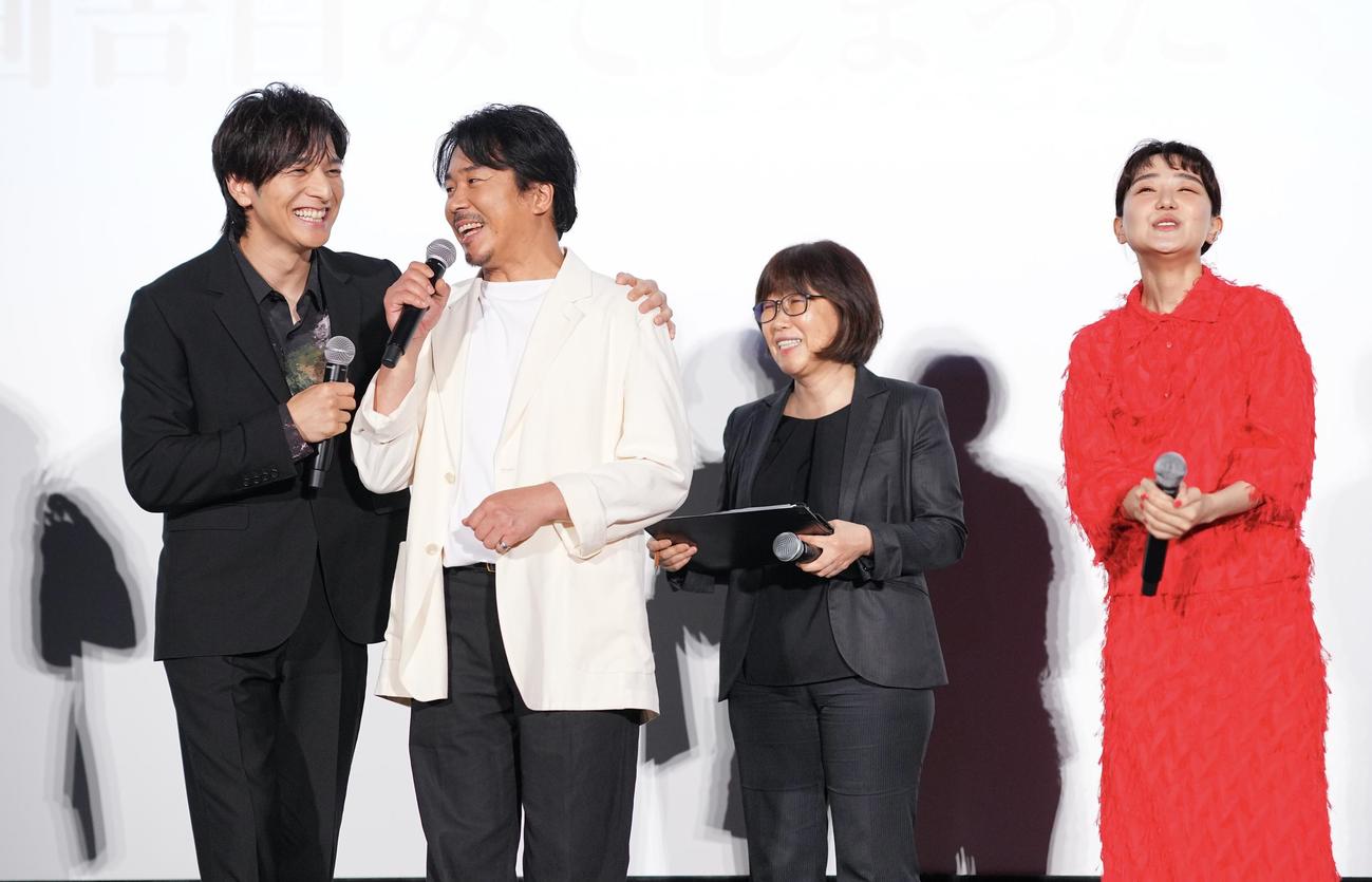 映画「告白　コンフェッション」完成披露試写会で楽しそうにエピソードを話す、生田斗真、ヤン・イクチュン、1人おいて奈緒（撮影・垰建太）
