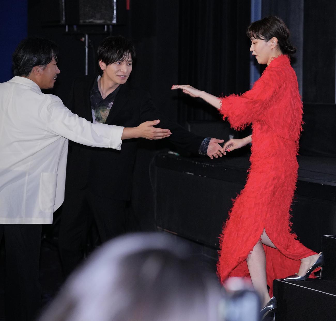 映画「告白　コンフェッション」完成披露試写会を終え階段を降りる奈緒（右）に揃って手を差し出す生田斗真（中央）とヤン・イクチュン（撮影・垰建太）