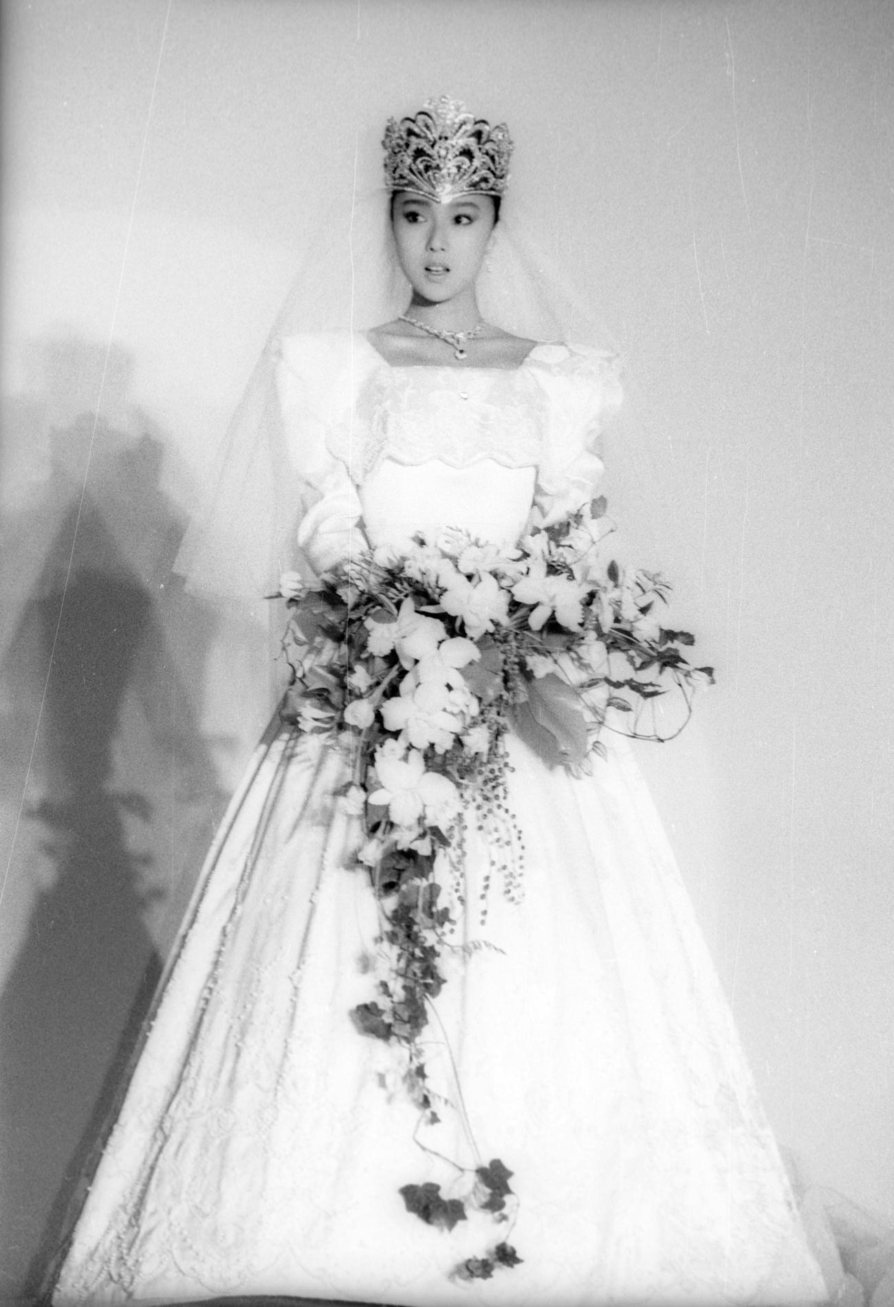 86年、「桂由美’86ブライダルファッションショー」で、6億円の花嫁衣装のモデルを務めた浅野ゆう子