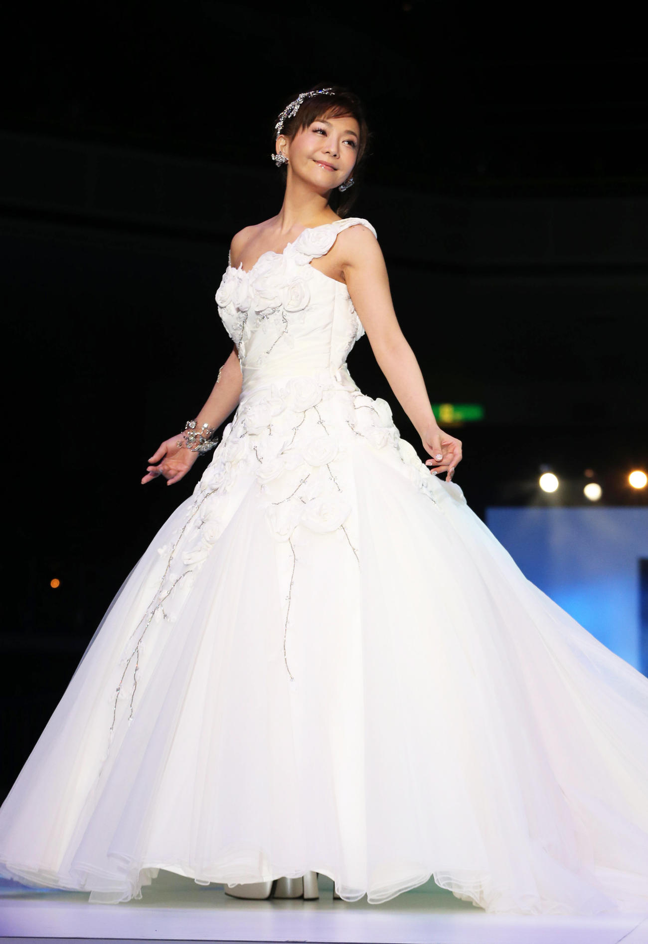 14年、桂由美コレクションでウエディングドレス姿を披露する華原朋美