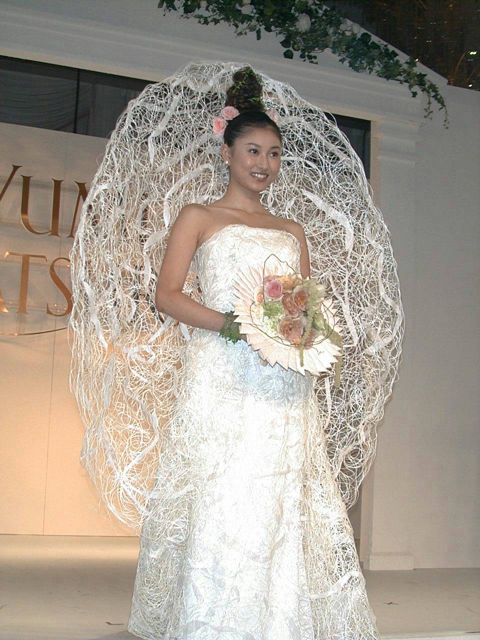 01年、桂由美のショーで初のファッションモデルを務めた菊川怜