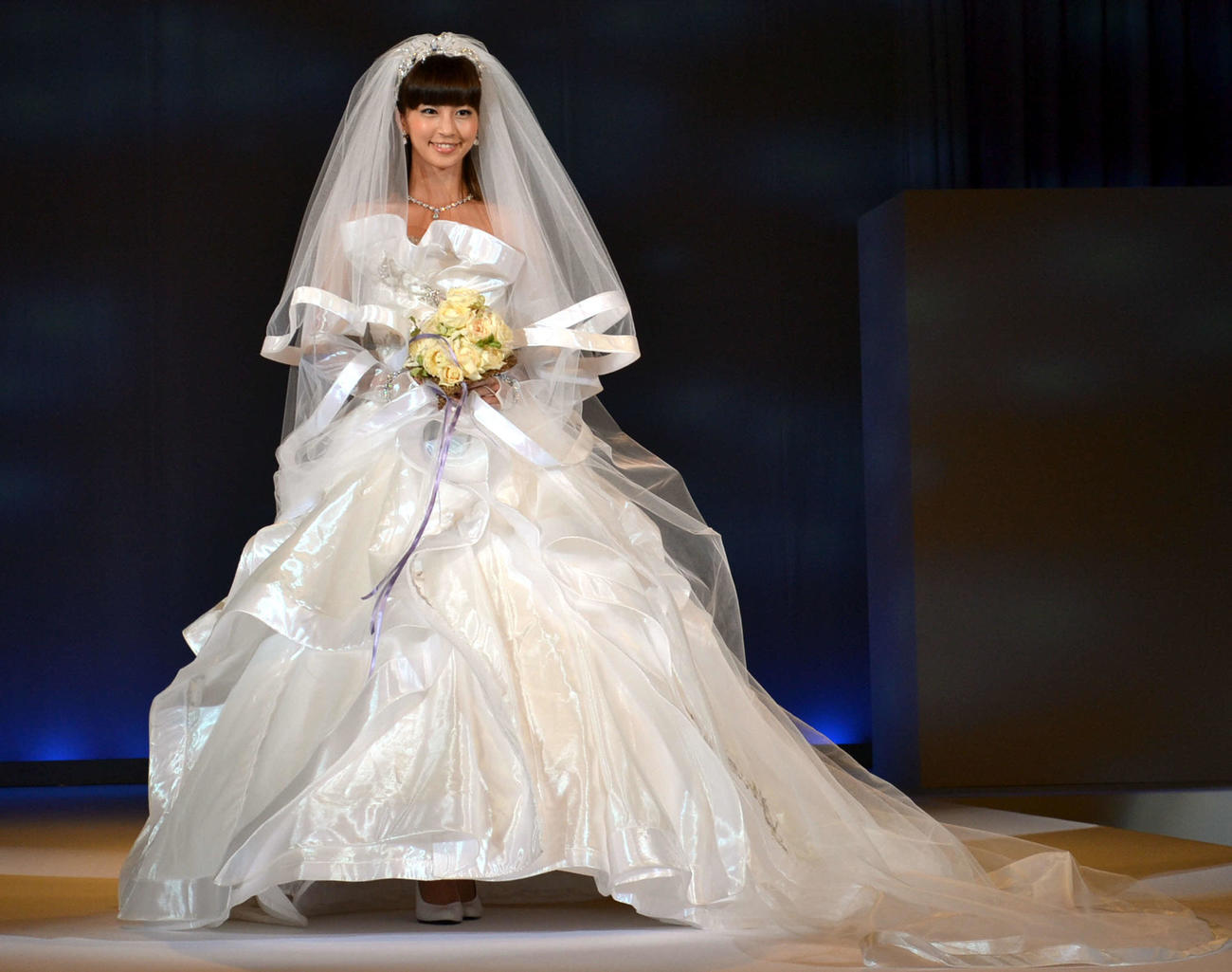 12年、桂由美ブライダルショーのゲストモデルとしてウエディングドレス姿でステージを歩く安田美沙子