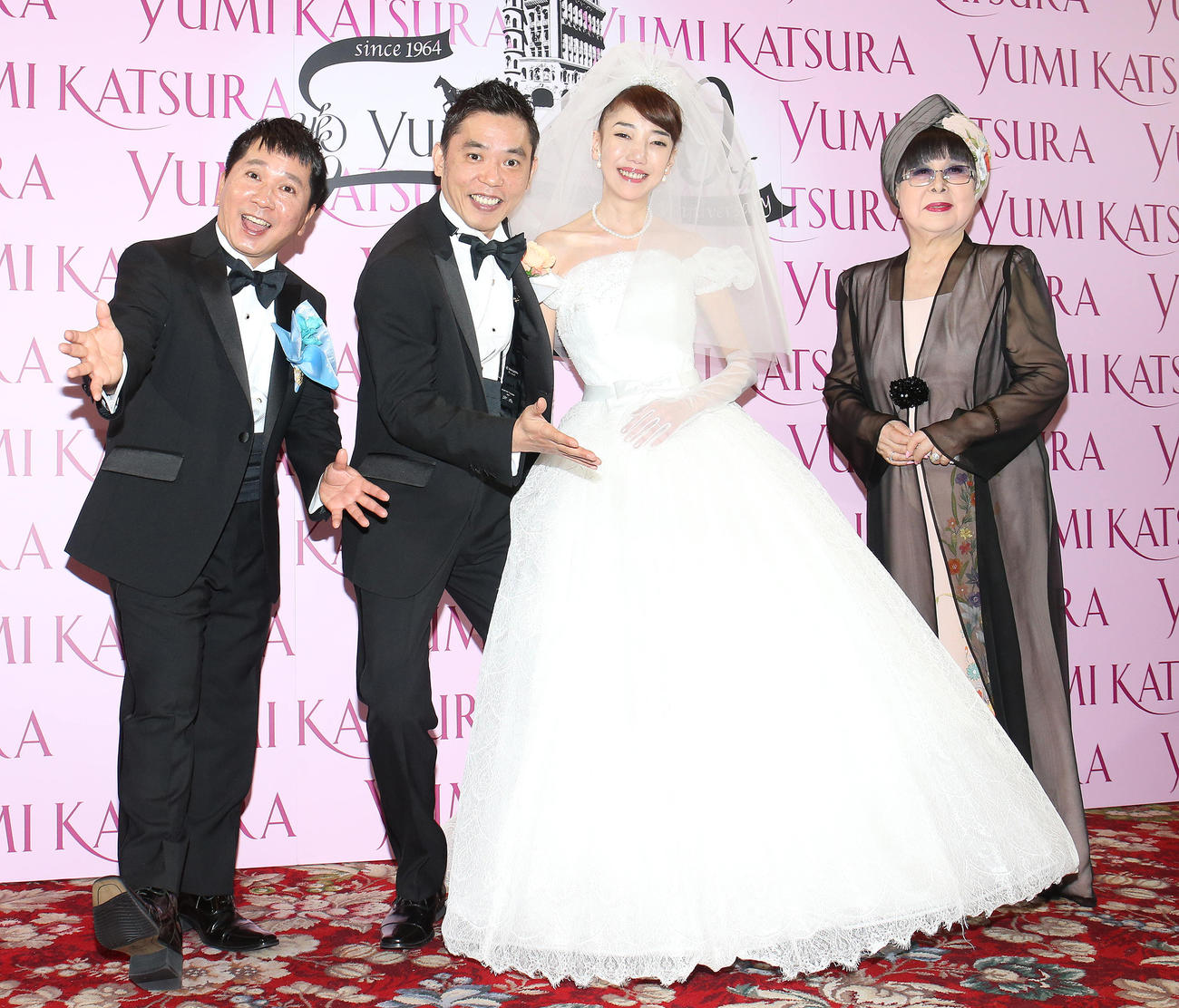 15年、桂由美50周年記念コレクションでおどける、左から爆笑問題の田中裕二、太田光、光代夫妻、デザイナーの桂由美さん