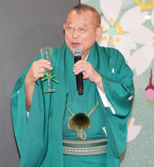 笑福亭鶴瓶、お茶のセレモニーで麦茶も宣伝「まちごうてきたんかな。麦茶もひとつよろしく」