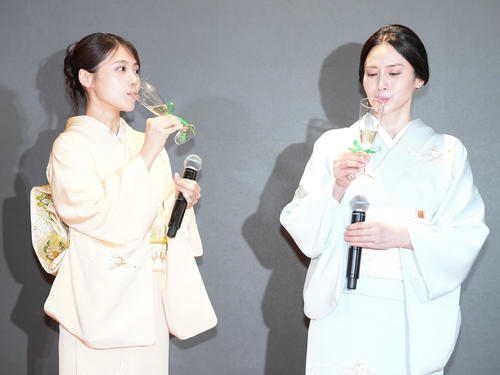 中谷美紀、淡い水色の和服姿で登場「私にもかわいい時期が」18歳から「お～いお茶」CM出演
