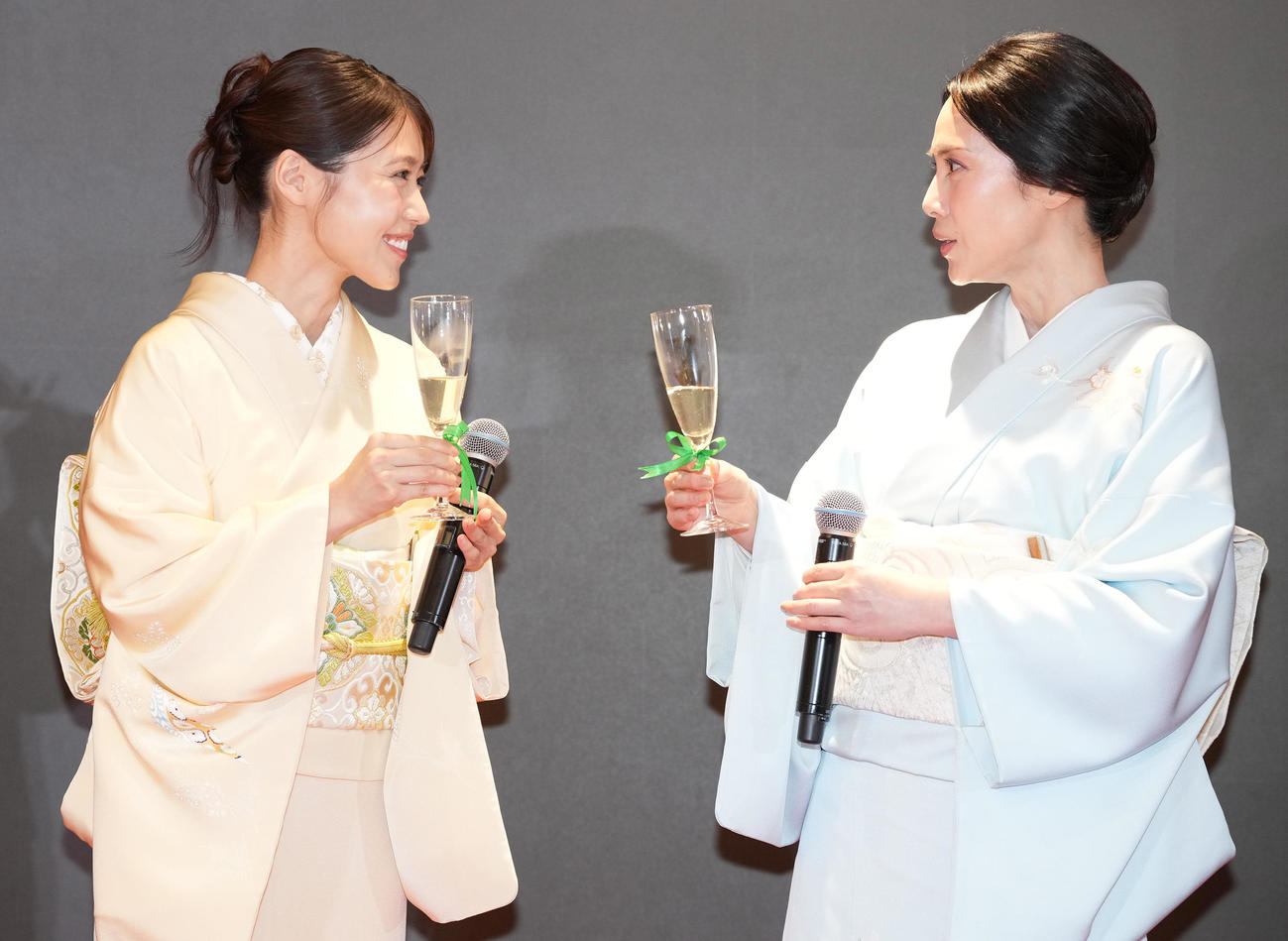 「お茶の文化創造博物館」「お～いお茶ミュージアム」オープニングセレモニーで新茶を手に笑顔の有村架純（左）と中谷美紀（撮影・鈴木みどり）