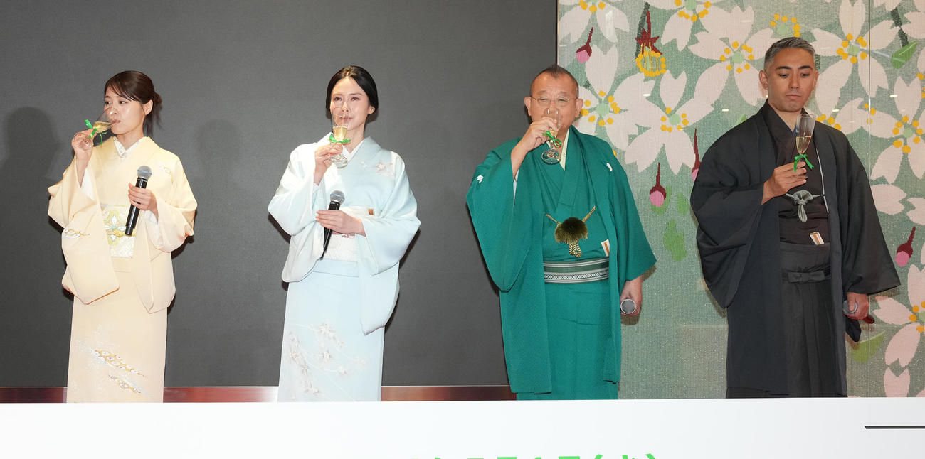 「お茶の文化創造博物館」「お～いお茶ミュージアム」オープニングセレモニーで新茶を飲む、左から有村架純、中谷美紀、笑福亭鶴瓶、市川團十郎（撮影・鈴木みどり）