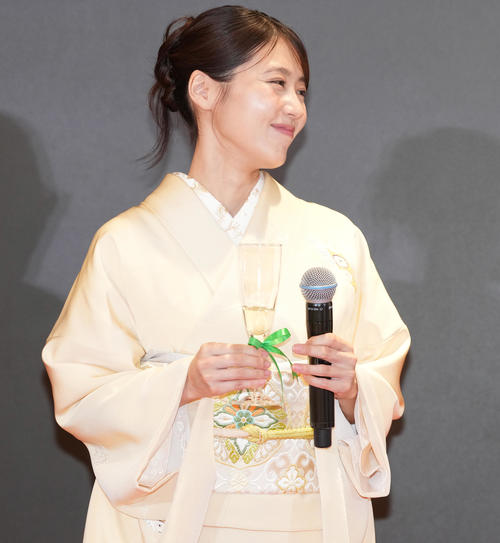 有村架純、黄色の和服姿ではんなり登場　日々の癒やしに「おにぎりとお茶。ホッとする時間」
