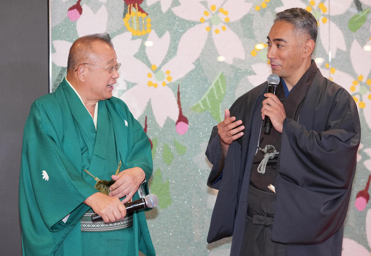「お茶の文化創造博物館」「お～いお茶ミュージアム」オープニングセレモニーで笑顔の笑福亭鶴瓶（左）と市川團十郎（撮影・鈴木みどり）