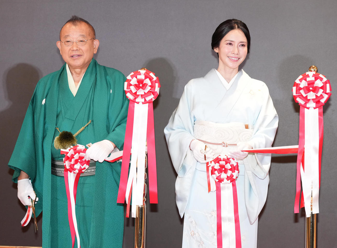 「お茶の文化創造博物館」「お～いお茶ミュージアム」オープニングセレモニーでテープカットを行った中谷美紀（右）と笑福亭鶴瓶（撮影・鈴木みどり）