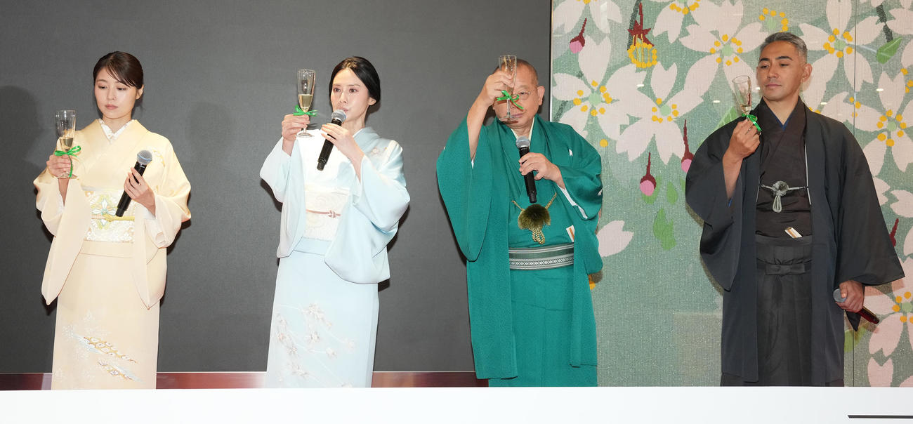 「お茶の文化創造博物館」「お～いお茶ミュージアム」オープニングセレモニーに登壇した、左から有村架純、中谷美紀、笑福亭鶴瓶、市川團十郎（撮影・鈴木みどり）