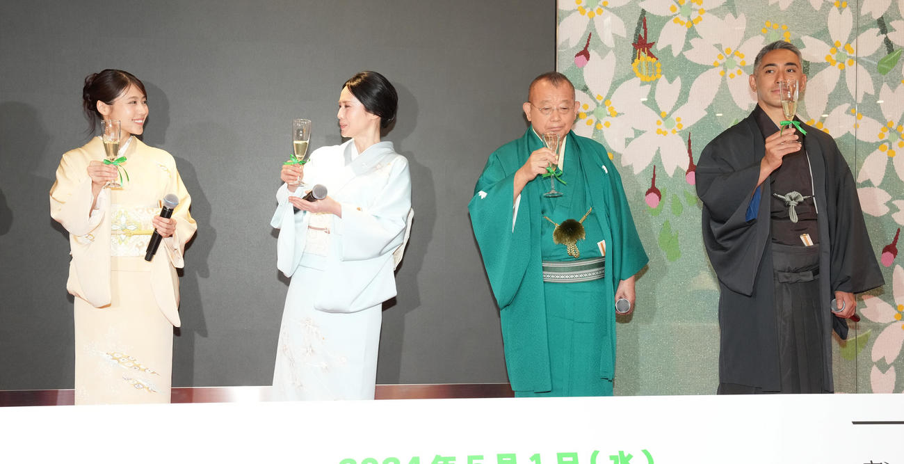 「お茶の文化創造博物館」「お～いお茶ミュージアム」オープニングセレモニーで乾杯する、左から有村架純、中谷美紀、笑福亭鶴瓶、市川團十郎（撮影・鈴木みどり）