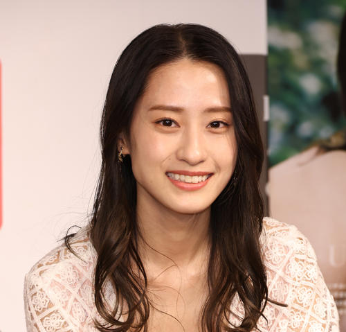 「ふてほど」出演25歳女優が妖艶ニット姿で“不適切ボディー”披露、肘当てに押しつけ動画も！