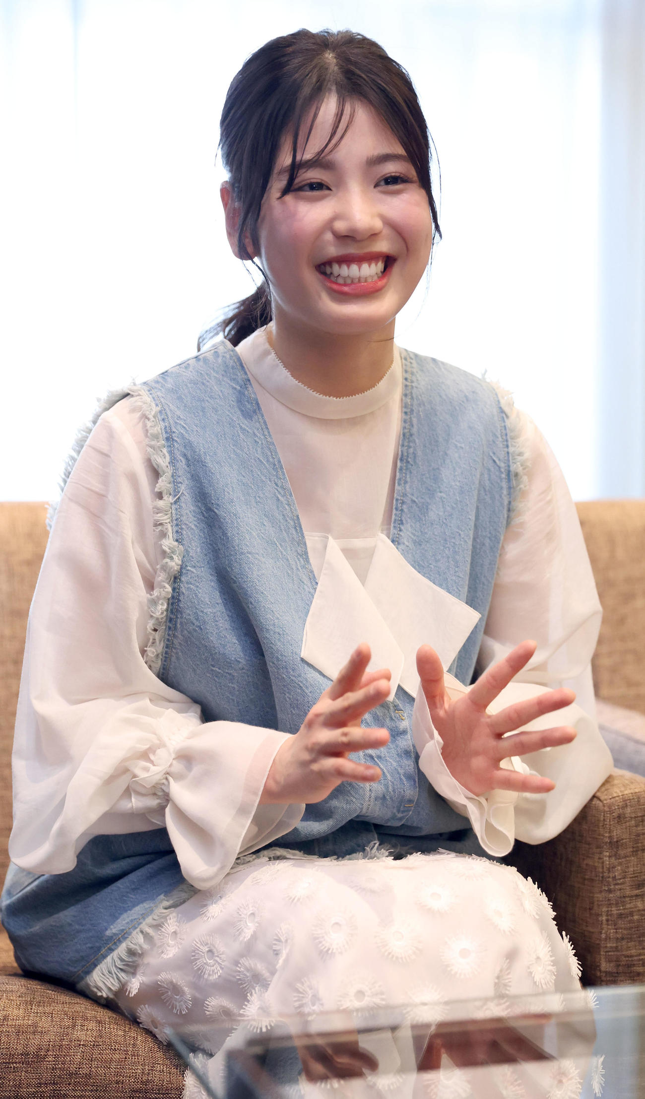 笑顔でインタビューに応じる元ファイターズガールの滝谷美夢（撮影・佐藤翔太）