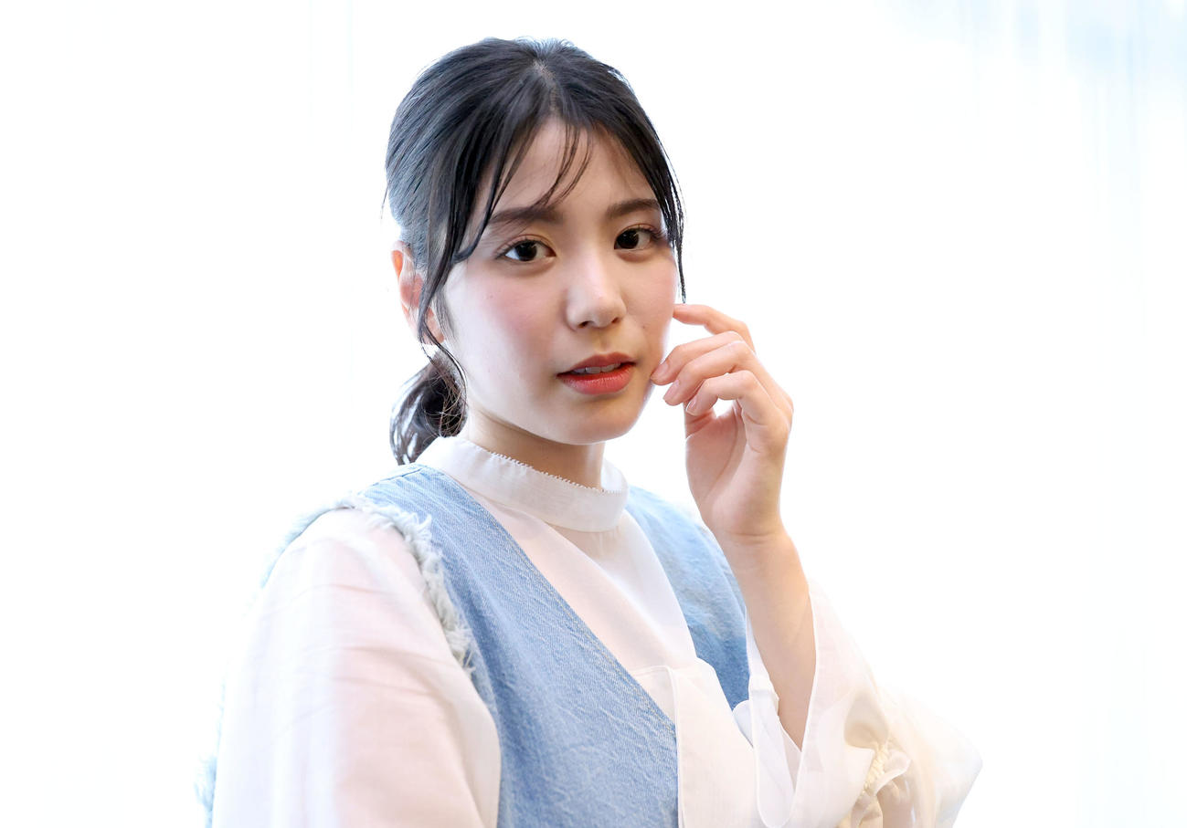 舞台出演が決まり写真撮影に応じる元ファイターズガールの滝谷美夢（撮影・佐藤翔太）