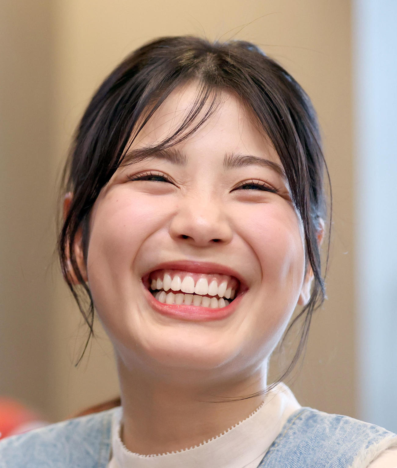 笑顔でインタビューに応じる元ファイターズガールの滝谷美夢（撮影・佐藤翔太）