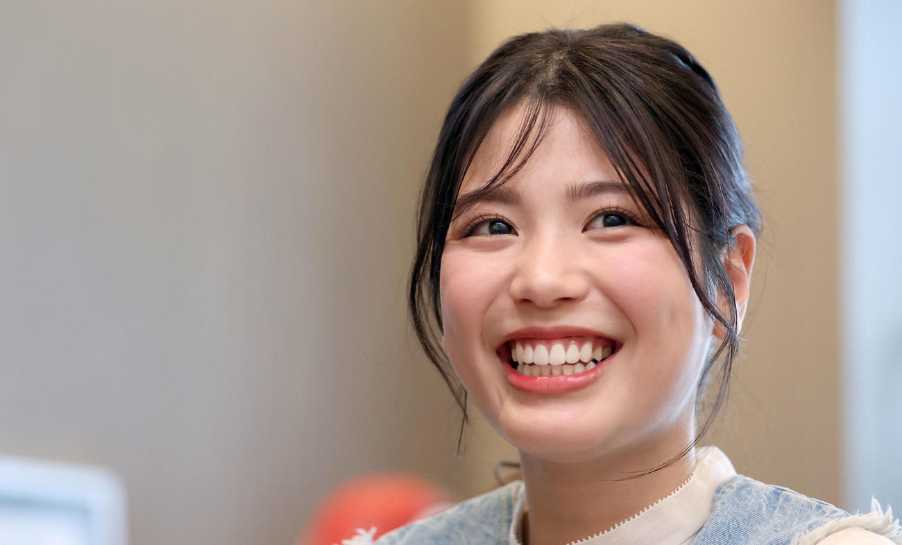 笑顔でインタビューに応じる元ファイターズガールの滝谷美夢（撮影・佐藤翔太）