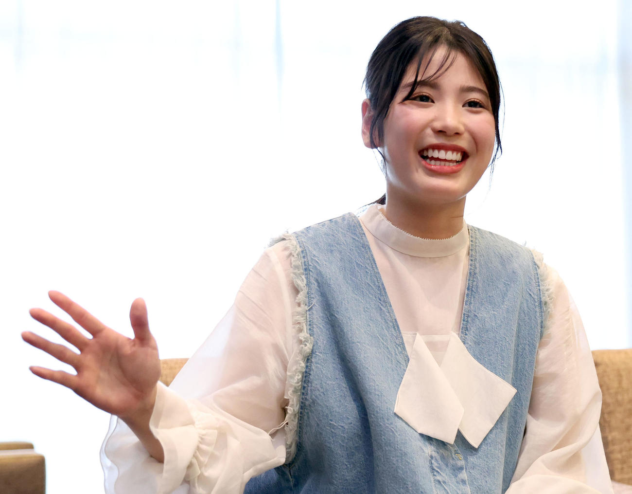 笑顔でインタビューに応じる元ファイターズガールの滝谷美夢（撮影・佐藤翔太）