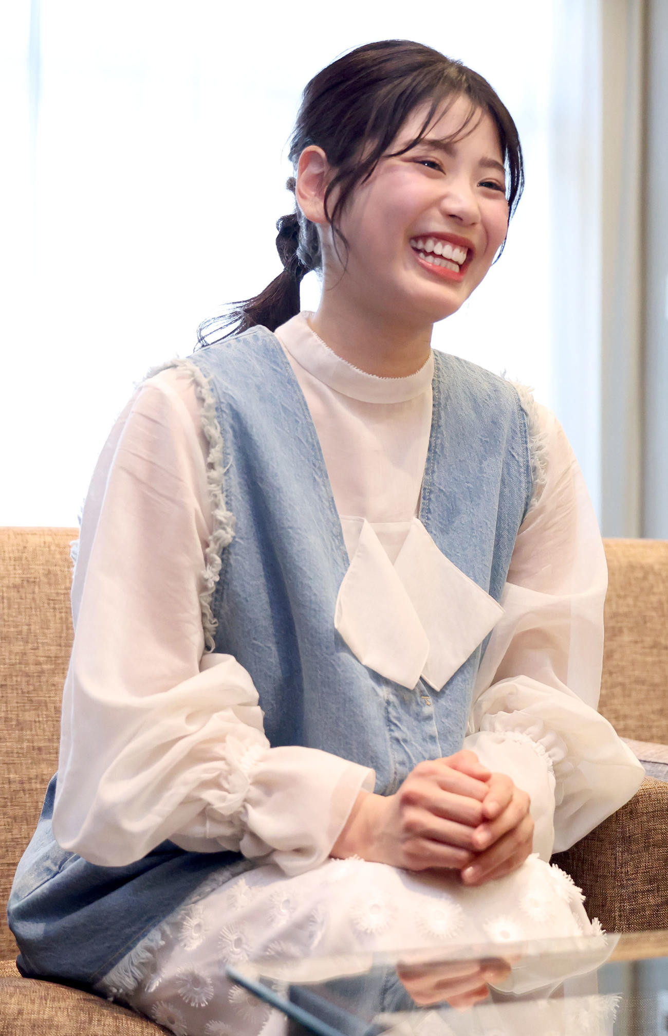 笑顔でインタビューに応じる元ファイターズガールの滝谷美夢（撮影・佐藤翔太）