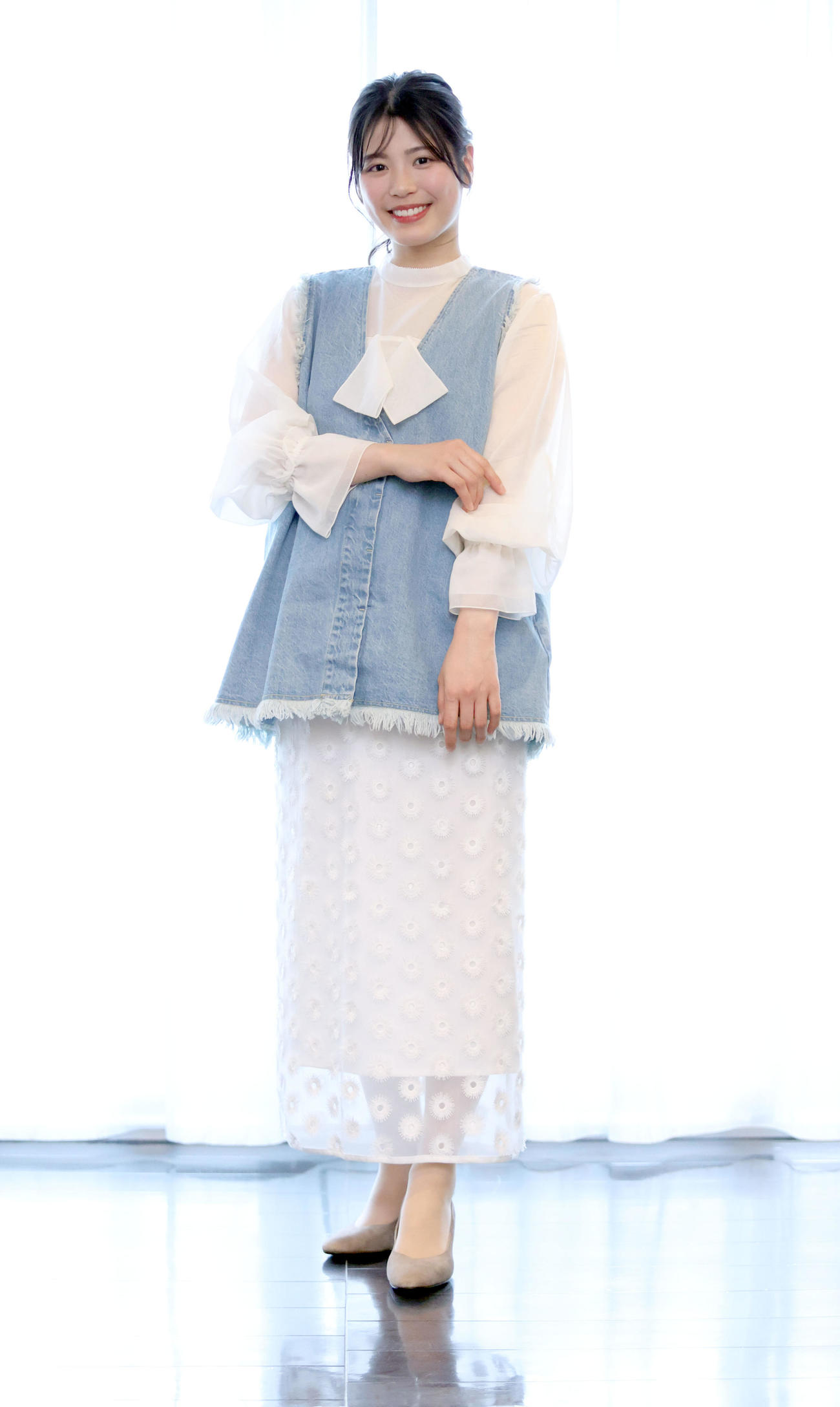 舞台出演が決まり写真撮影に応じる元ファイターズガールの滝谷美夢（撮影・佐藤翔太）