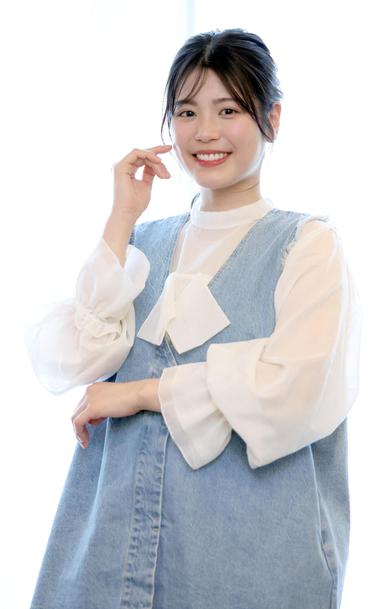 舞台出演が決まり写真撮影に応じる元ファイターズガールの滝谷美夢（撮影・佐藤翔太）