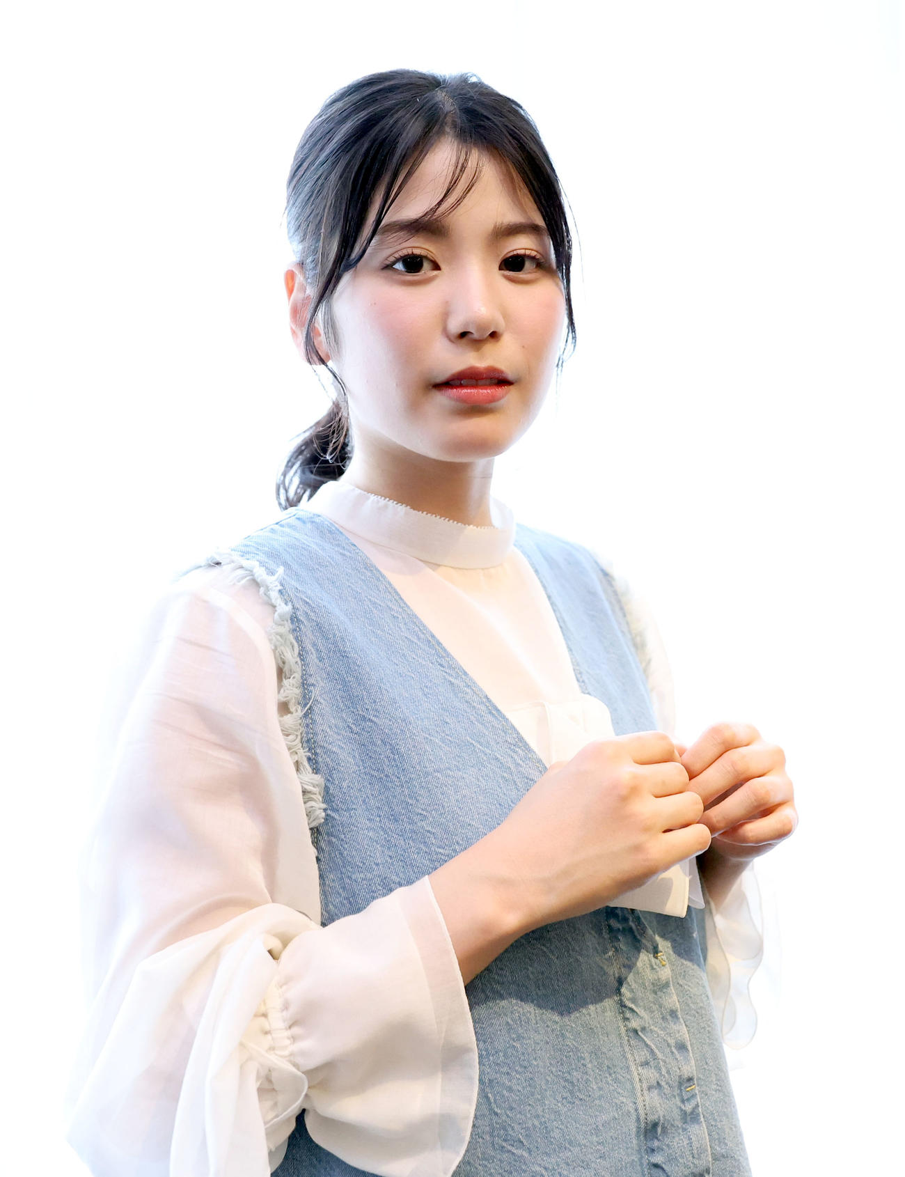 舞台出演が決まり写真撮影に応じる元ファイターズガールの滝谷美夢（撮影・佐藤翔太）