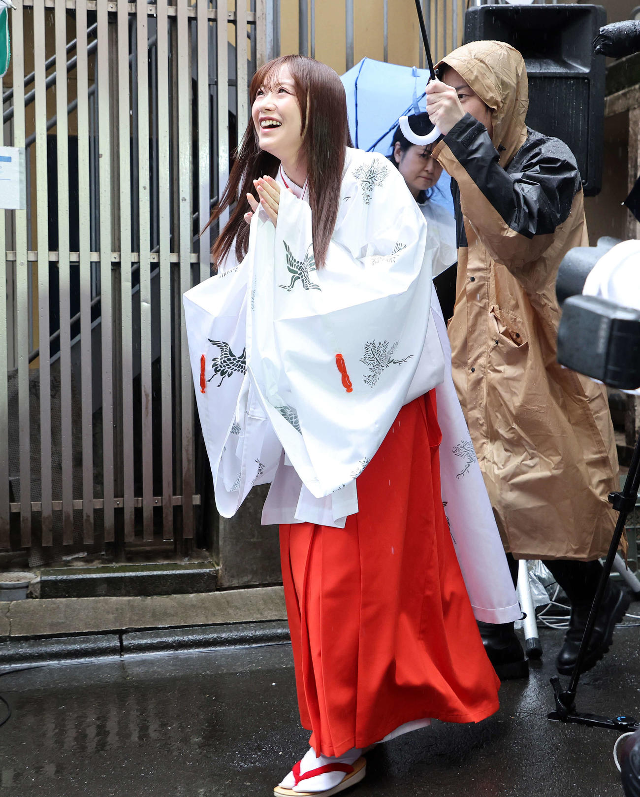 巫女姿で会場入りする森香澄（撮影・鈴木正人）