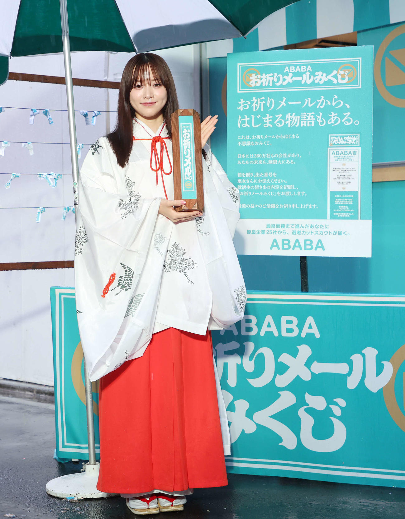 就活生にエールを送る森香澄（撮影・鈴木正人）