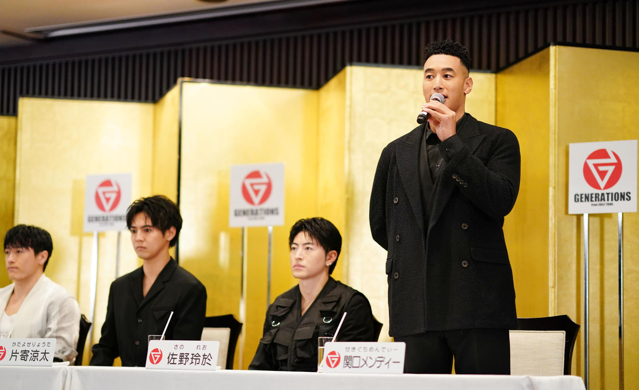 会見で思いを語るGENERATIONS関口メンディー。左から中務裕太、片寄涼太、佐野玲於（撮影・横山健太）