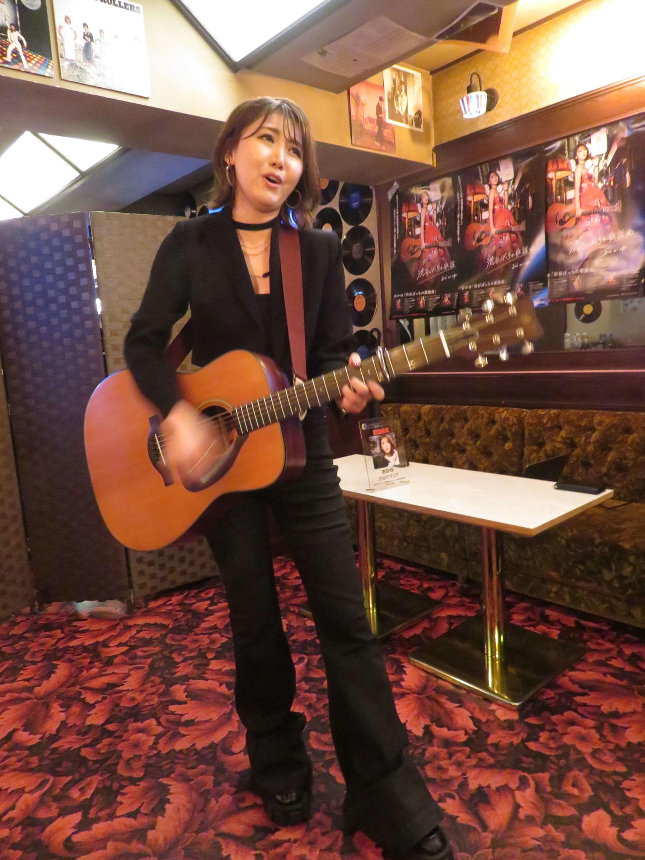 新曲「渋谷ぼっちの歌謡曲」発表会を開き生歌を披露する、おかゆ（撮影・村上幸将）