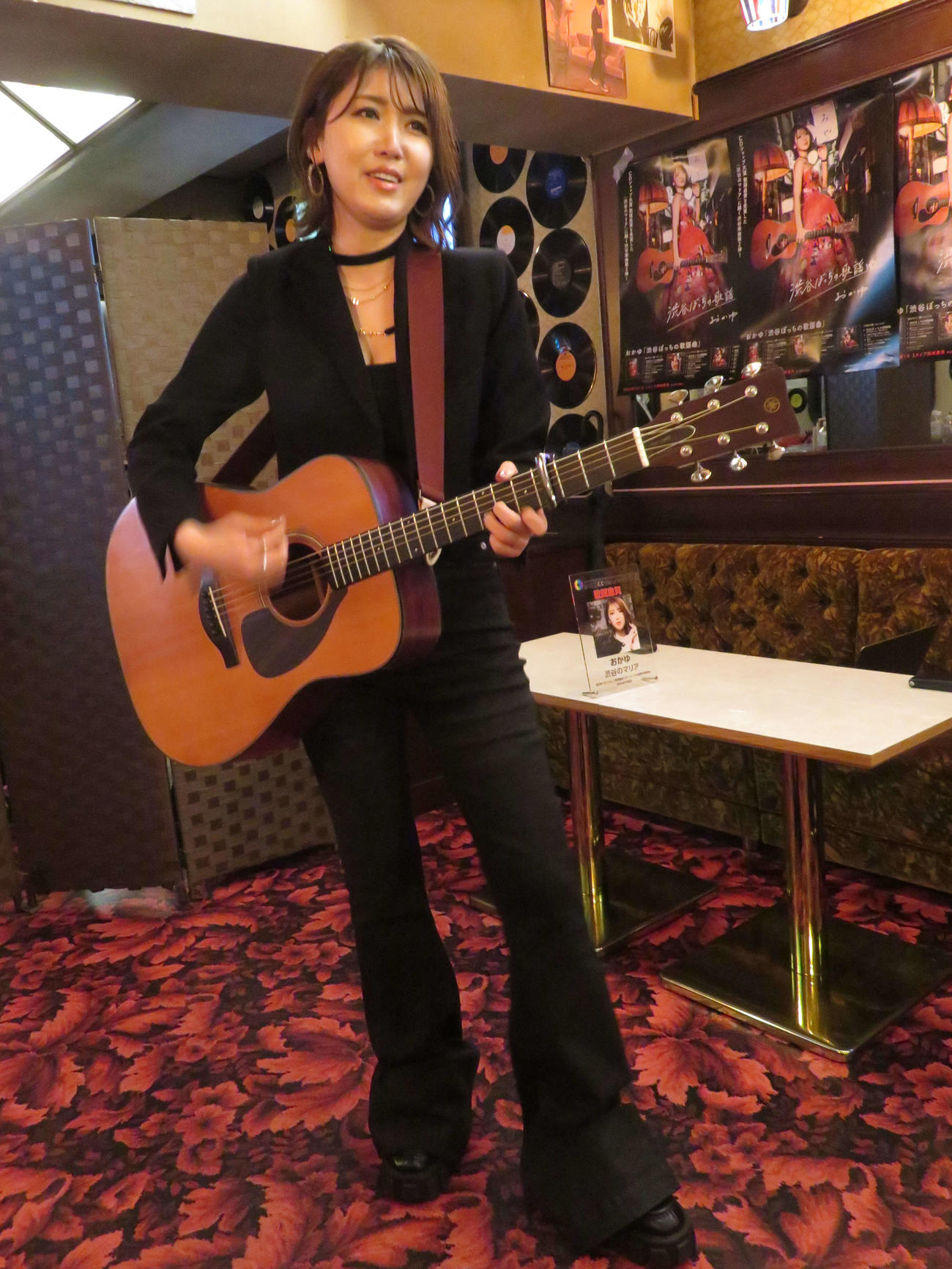 新曲「渋谷ぼっちの歌謡曲」発表会を開き生歌を披露する、おかゆ（撮影・村上幸将）
