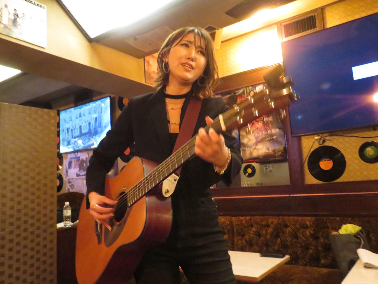 新曲「渋谷ぼっちの歌謡曲」発表会を開き生歌を披露する、おかゆ（撮影・村上幸将）