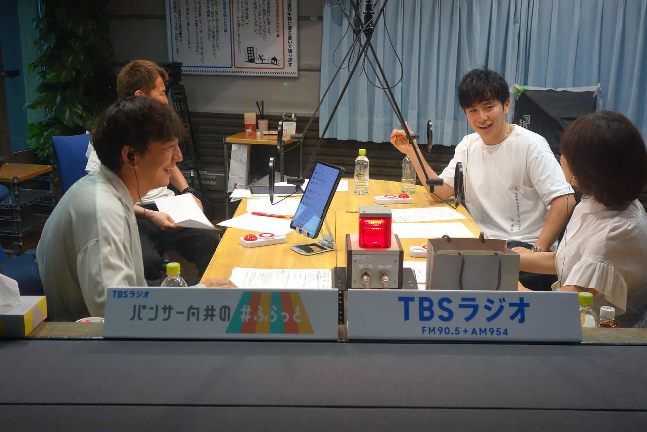 TBSラジオ「パンサー向井の＃ふらっと」で結婚を生報告した藤森慎吾（右奥）。左はパーソナリティーの向井慧、右手前は水曜パートナー三田寛子