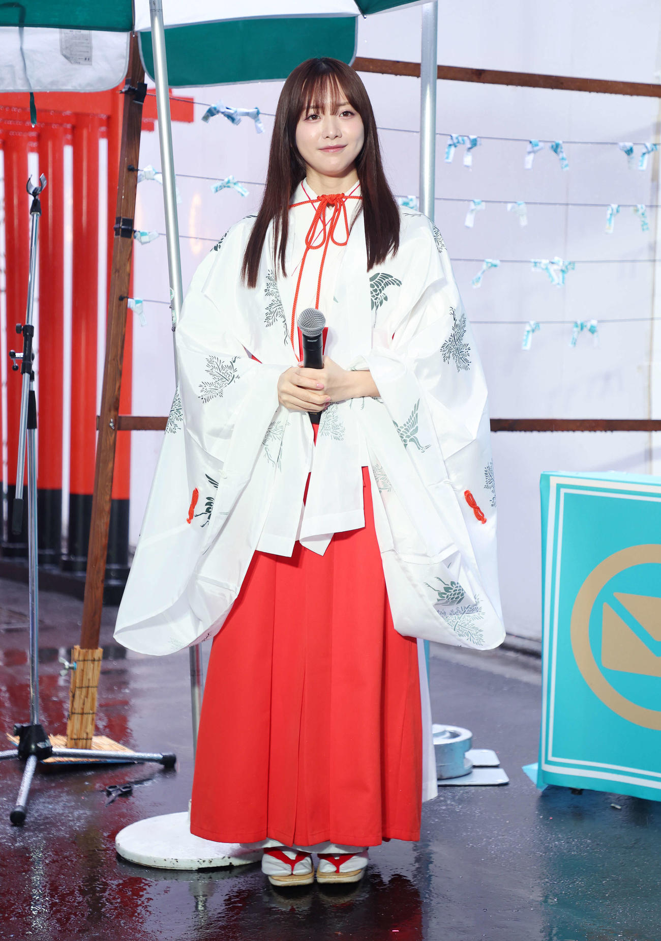 就活生にエールを送る森香澄（撮影・鈴木正人）
